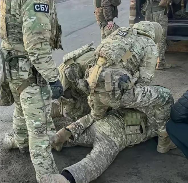 入俄核心区3秒极速开锁欲行刺俄防长麻将胡了2突发!乌特工伪装成老妇潜(图3) 入俄核心区3秒极速开锁欲行刺俄防长麻将胡了2突发!乌特工伪装成老妇潜(图3)